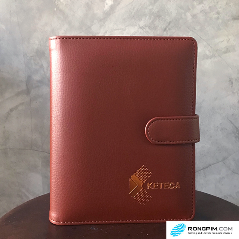 สมุดโน๊ตออแกไนเซอร์หน้าปกลายหนังสัตว์หนังสีดำ รุ่นพรีเมี่ยม ด้านในมาพร้อมช่องเสียบ, หูเสียบดินสอปากกา และช่องสอดเอกสาร 