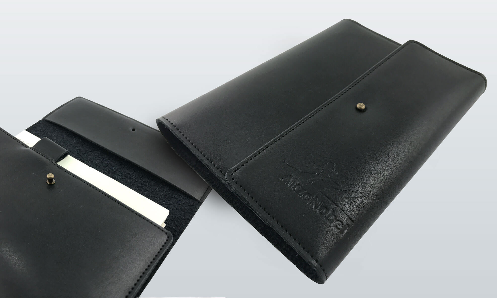 สมุดโน๊ตรุ่นตอกหมุด  (Knot) ปกดีไซน์ใช้หมุดโลหะ 1 จุด ด้านในมาพร้อมฟังก์ชันช่องเสียบบัตร และหูเสียบดินสอปากกา 